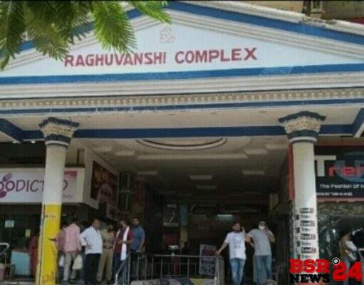 चंद्रपुर के रघुवंशी कॉम्प्लेक्स में महिला के वेश में एक युवक ने की फायरिंग।।