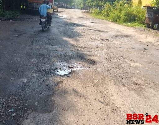 खस्ताहाल सड़क और अतिक्रमण से राहगीर परेशान