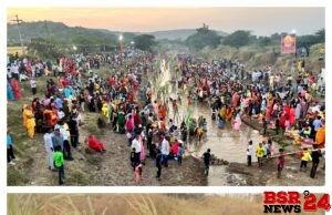 छठिवर्तीयो ने डूबते सूर्य को दिया अर्घ्य।।