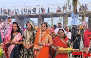 छठव्रतियों ने उदीयमान सूर्य को दिया अर्घ्य