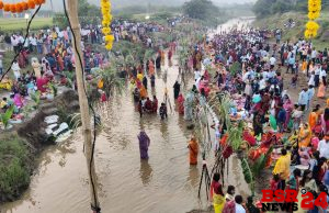 अस्तलचलगामी सूर्य को दिया गया अर्घ्य