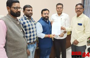 मार्ग की चौड़ाई व सौंदर्यीकरण करने की मांग